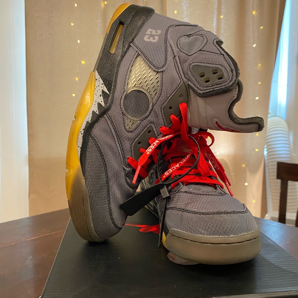 OFF-WHITE JORDAN 5 RETRO SP
(SOLD)